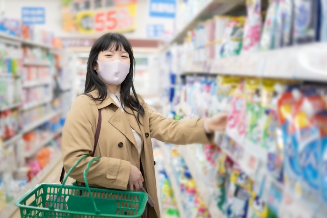 薬局で買い物する女性